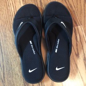 Women’s size 9 Nike flip flops